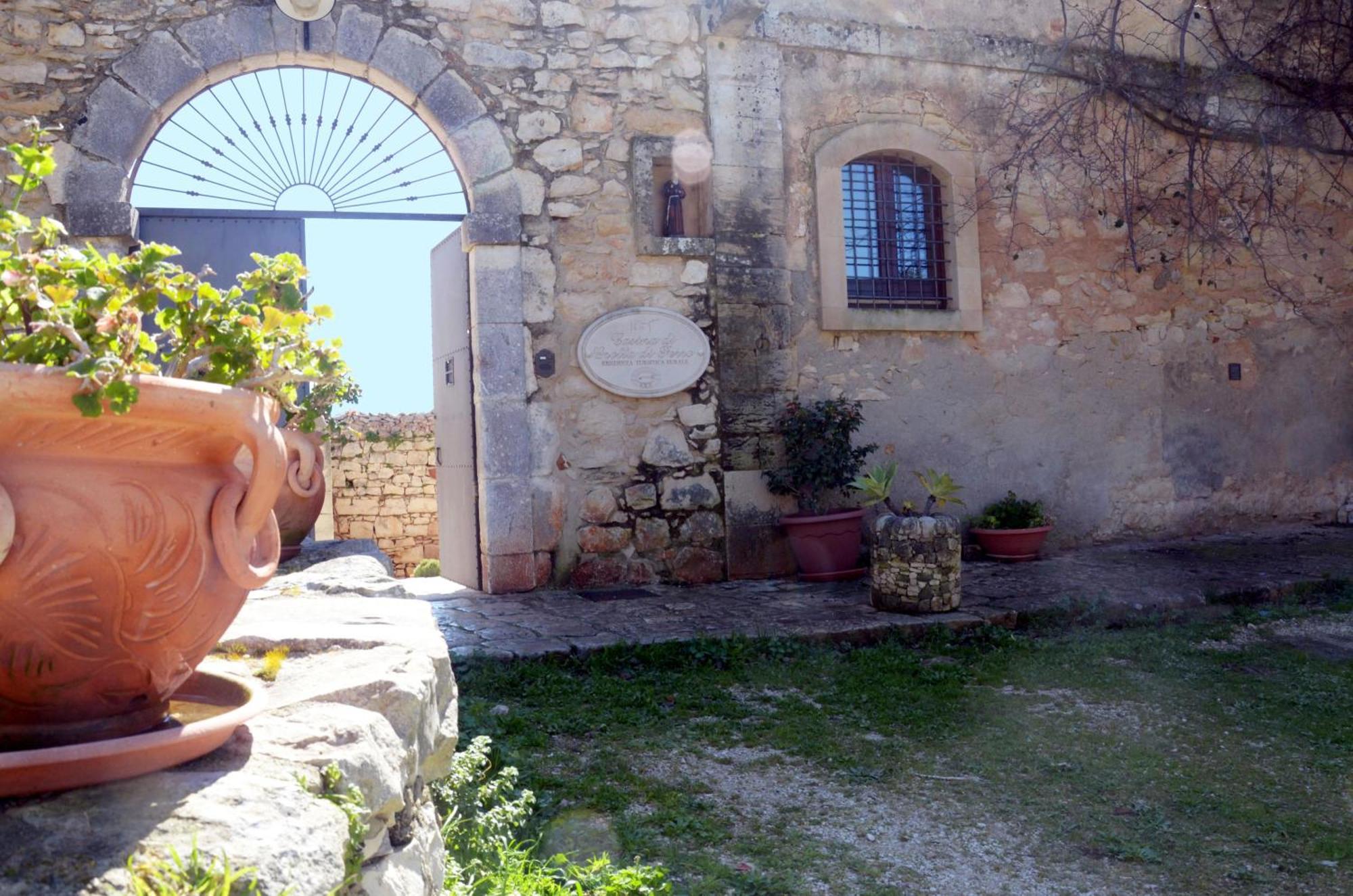 Casina Di Grotta Di Ferro Guest House Santa Croce Camerina Exterior photo